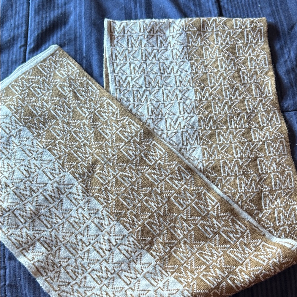 Michael Kors Women's Scarf in Tan and Cream